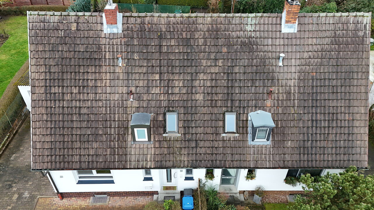 Einfamilienhaus mit Garten aus erhöhter Perspektive